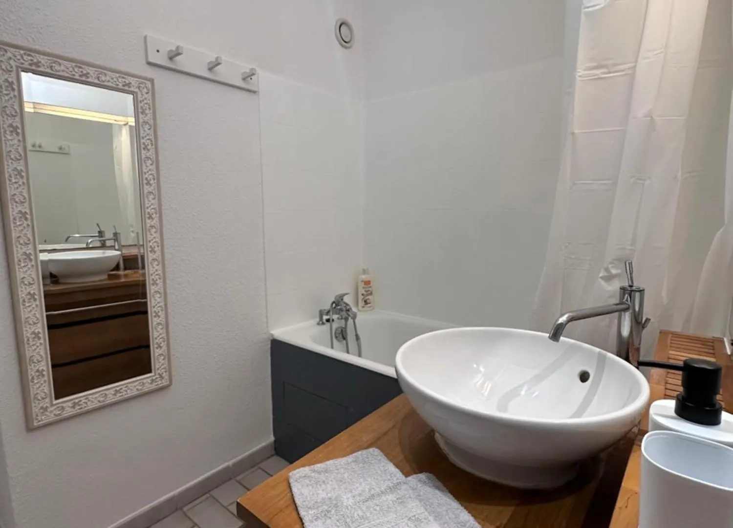 Apartment Studio Sur Le Port De Hyeres - A 2Min Des Plages, Clim & Balcon